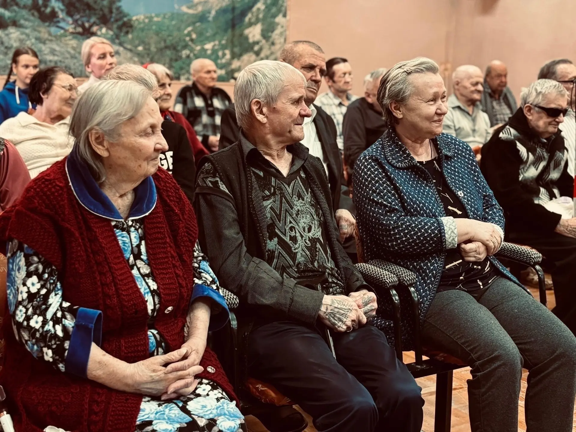 🕊️ Песни, память и тёплые слова: как прошёл концерт ко Дню Победы в Старооскольском доме-интернате д