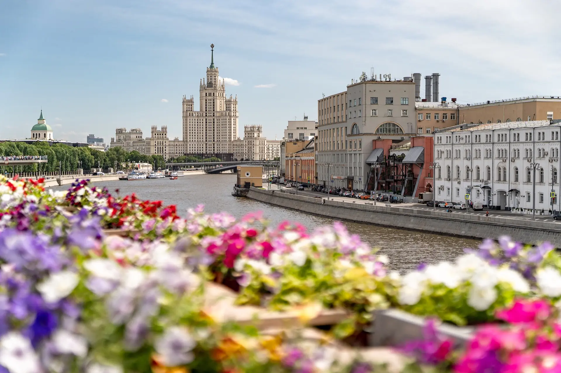 У каждого из нас своя Москва: для кого-то это залитые солнцем улицы ☀️, а для кого-то —...