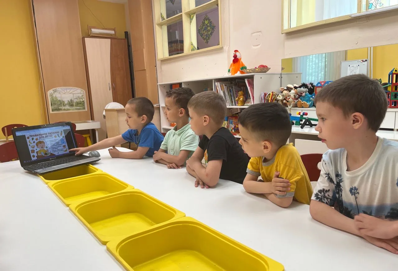 В старшей группе детского сада «Смешарики» прошла увлекательная беседа на тему «Правильное питание —