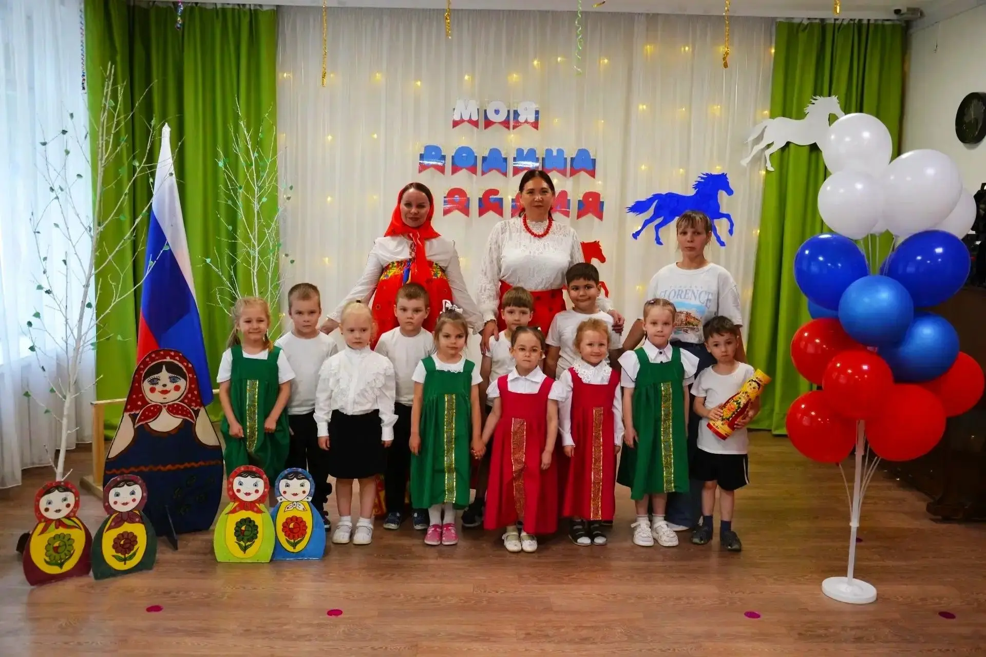 Нам праздники для радости даны,
Мы знаем их немало, самых разных,
Но день России, день родной страны