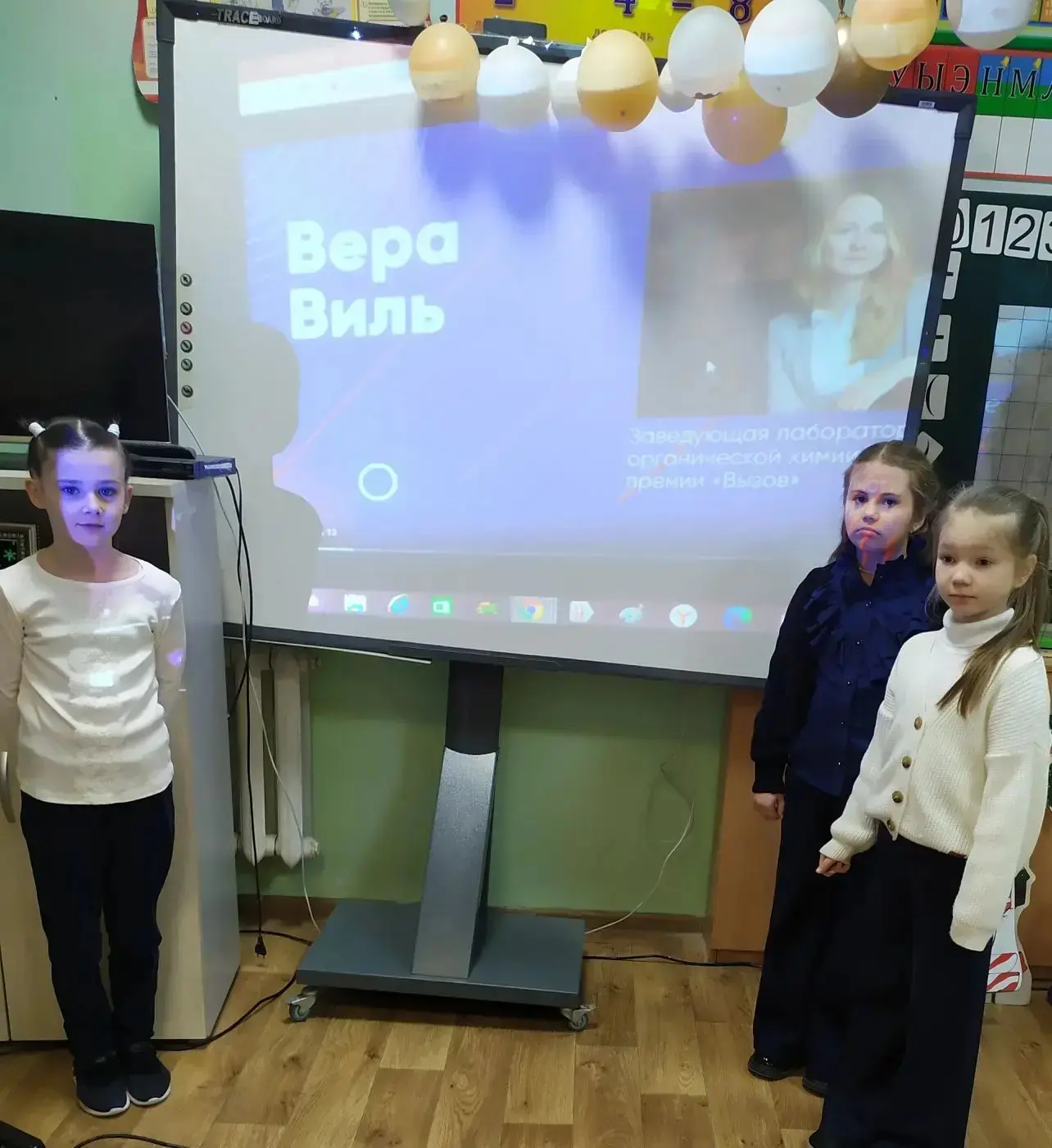 ✨ С  началом новой учебной недели!  Сегодня в лицее прошла традиционная линейка по выносу Государств
