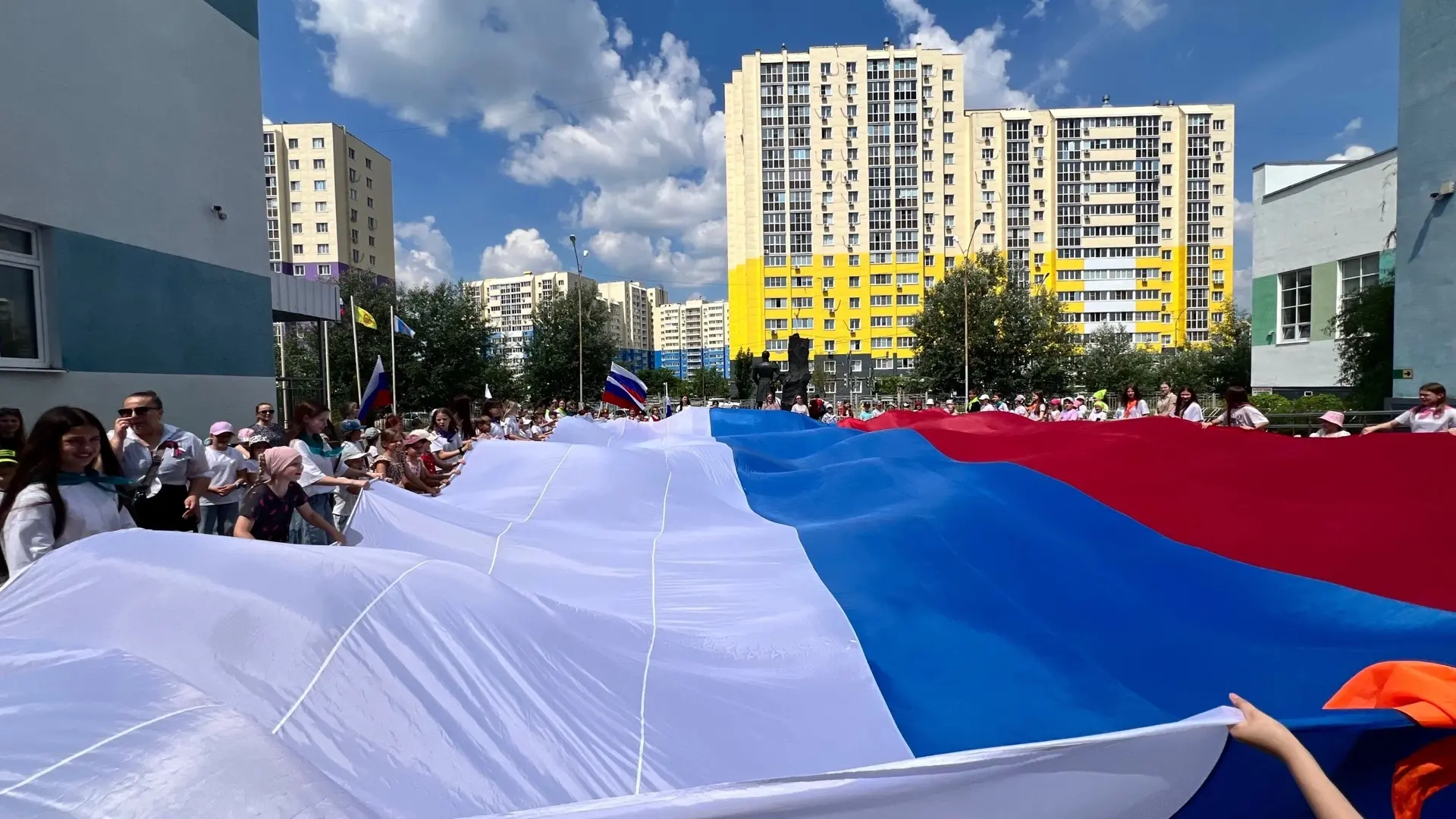 🇷🇺 Огромный триколор в школьном дворе: «Спутник» гордится Россией! 🇷🇺

В преддверии двух великих
