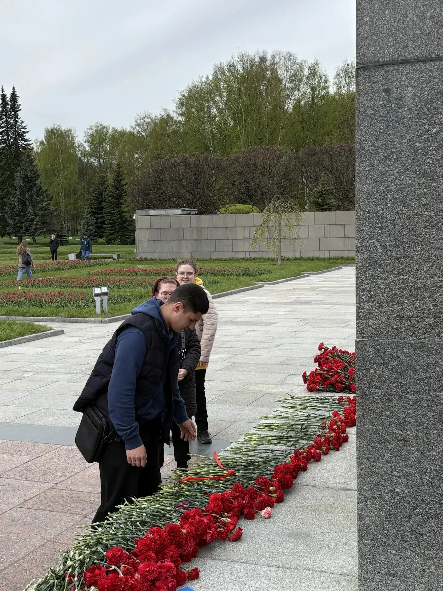 На Пискарёвском кладбище в Санкт-Петербурге регулярно проходят торжественные церемонии возложения цв