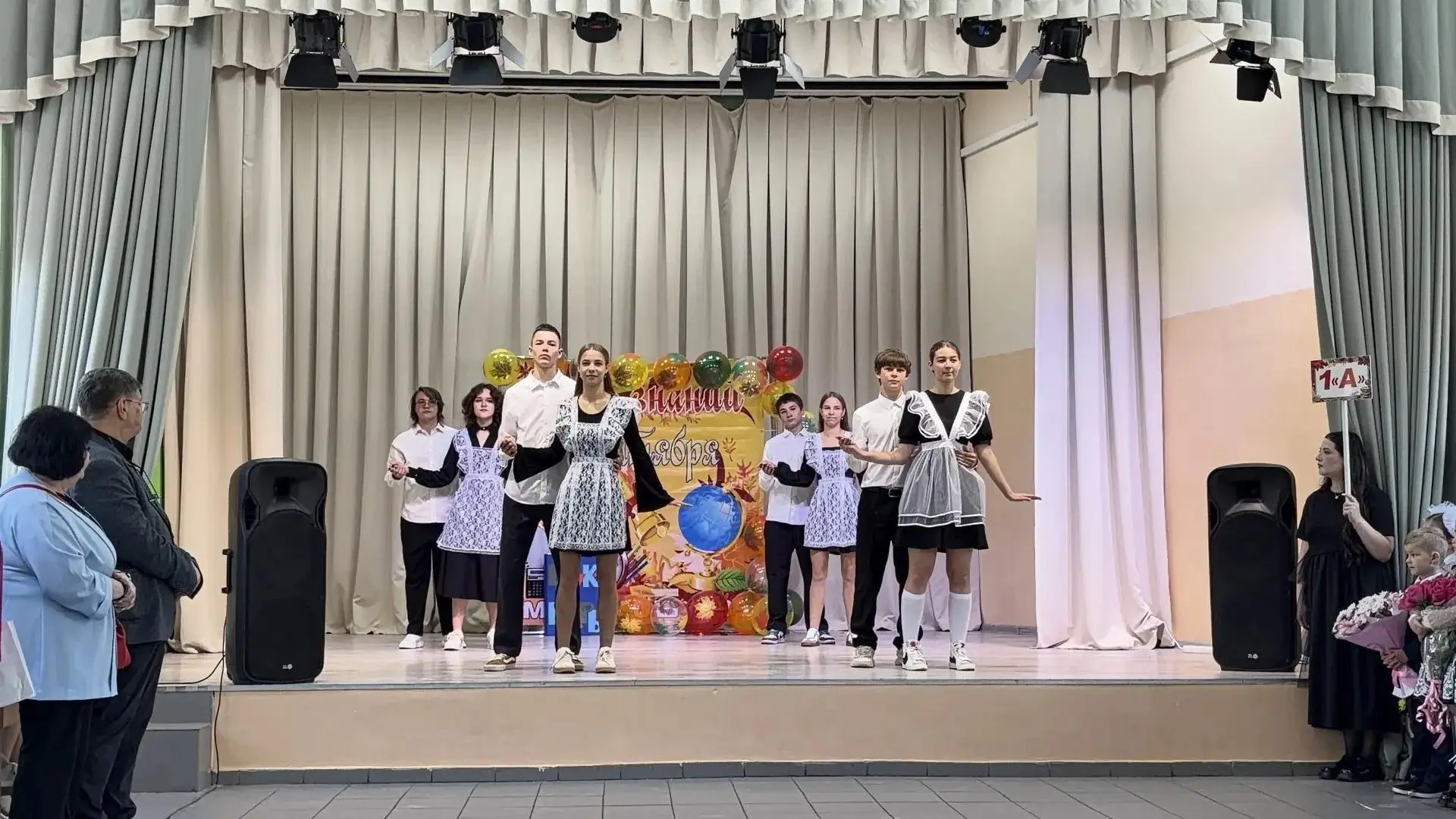 Школьные годы чудесные...День знаний прошел по доброй школьной традиции. Торжественные ...