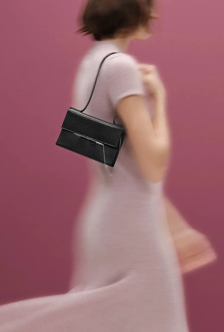 Hermès расширяет линию компактных аксессуаров и представляет новую модель — Portefeuille-sac Couliss