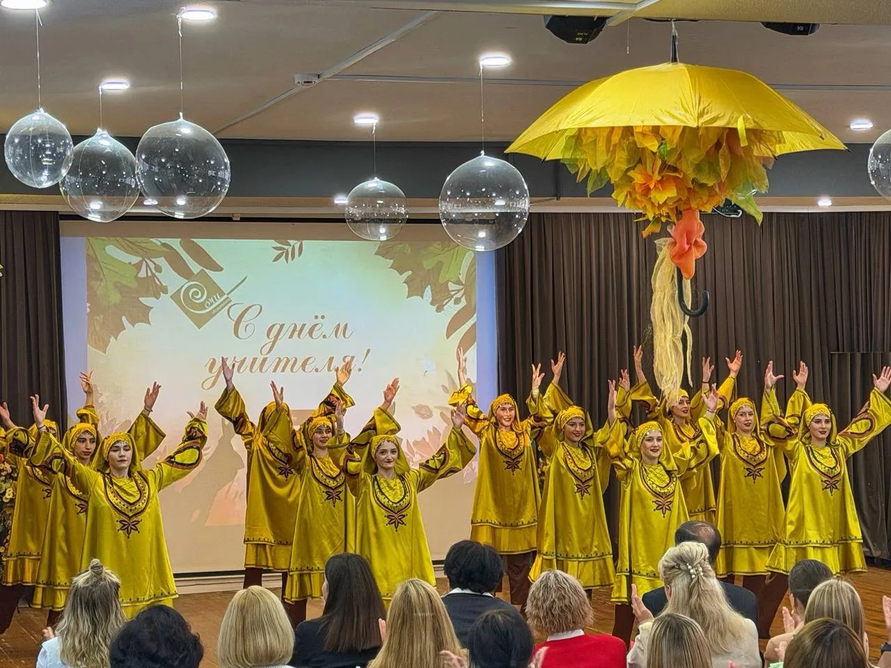 🎓 В Хостинском районе торжественно наградили лучших педагогов образовательных учреждений