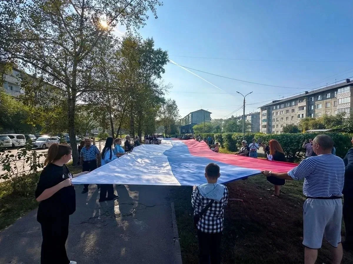🇷🇺 В Шелехове развернули 35-метровый флаг России