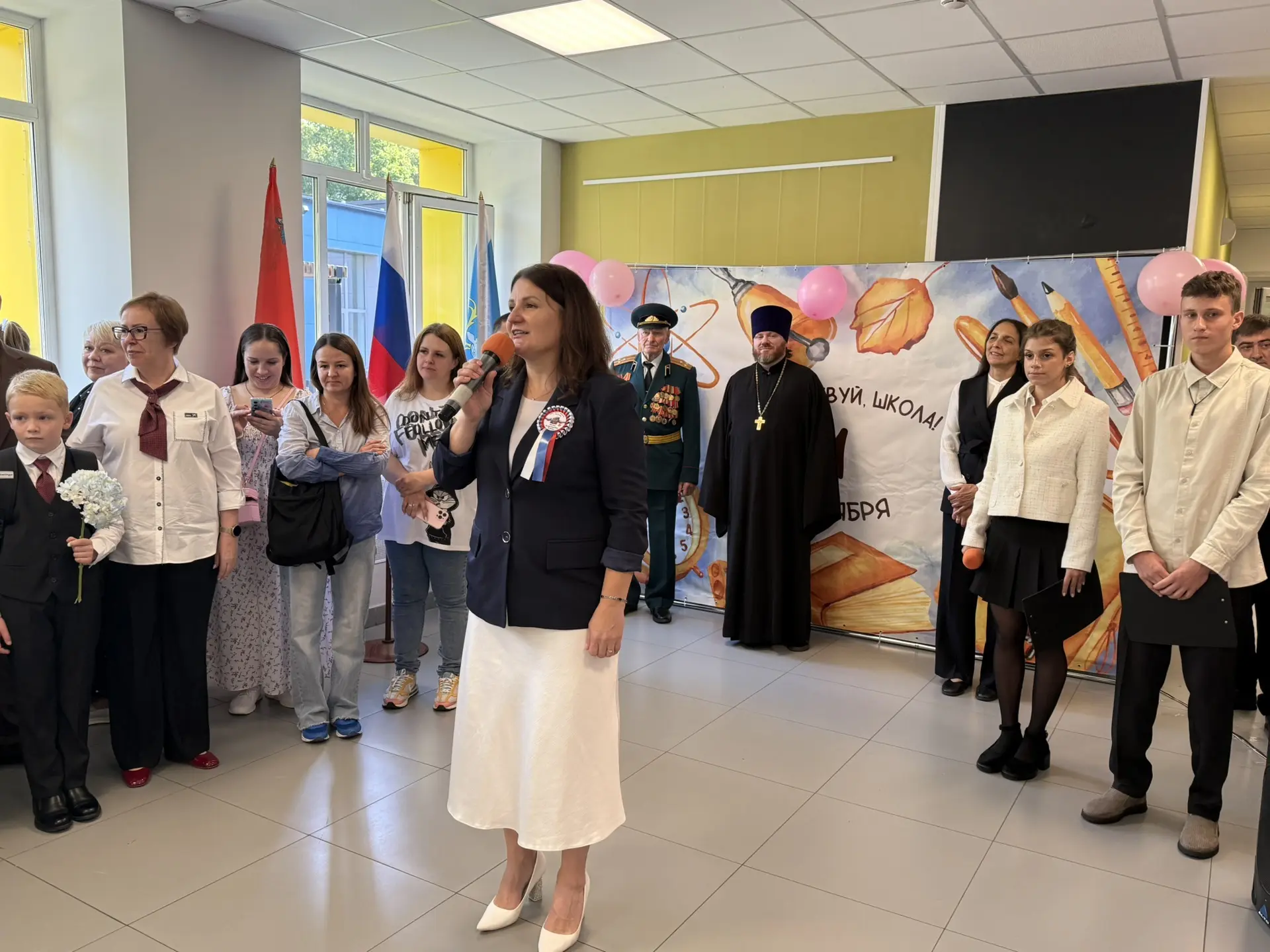 Сегодня в нашей школе прозвенел первый звонок! Торжественная линейка для 1-х и 9-х клас...