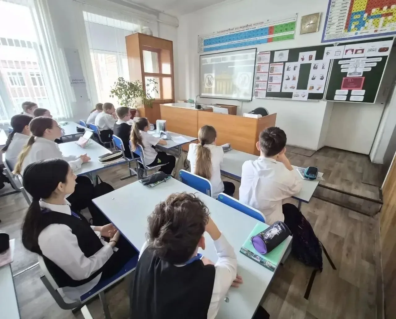 РАЗГОВОРЫ О ВАЖНОМ   ✏️Утро понедельника для школьников началось занятия «Разговоры о важном» на тем