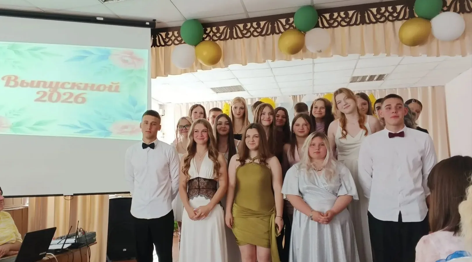 🎉 Выпускной вечер в нашей школе: прощание со школьной порой и шаг в будущее! 🎉

В стенах родной шк