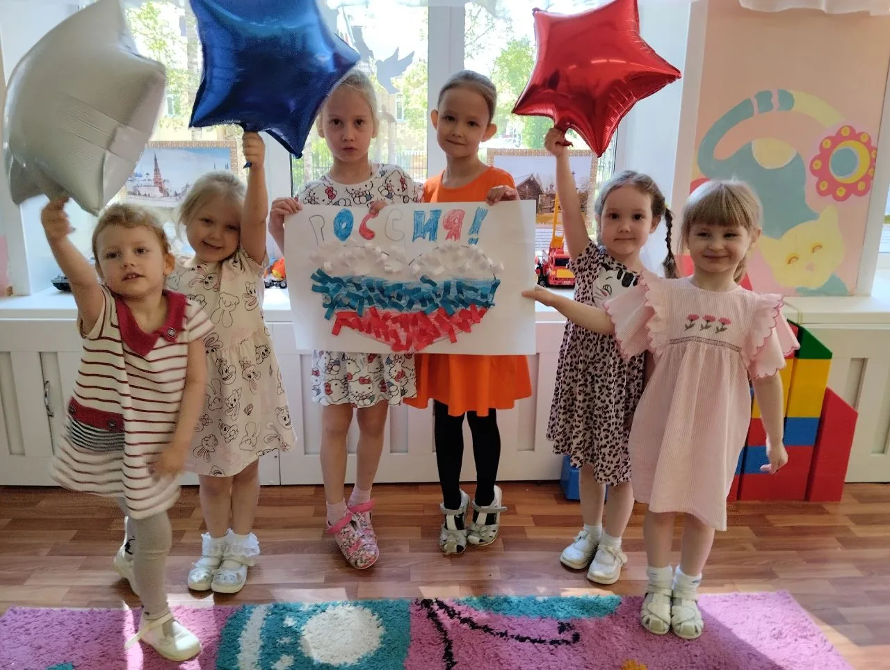 🇷🇺Родина - слово большое, большое!
Пусть не бывает на свете чудес.
Если сказать это слово с душою,