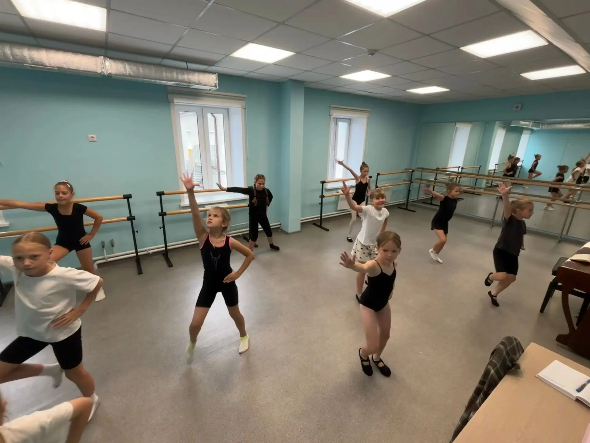 Юные танцоры уже активно познают основные навыки✨🩰