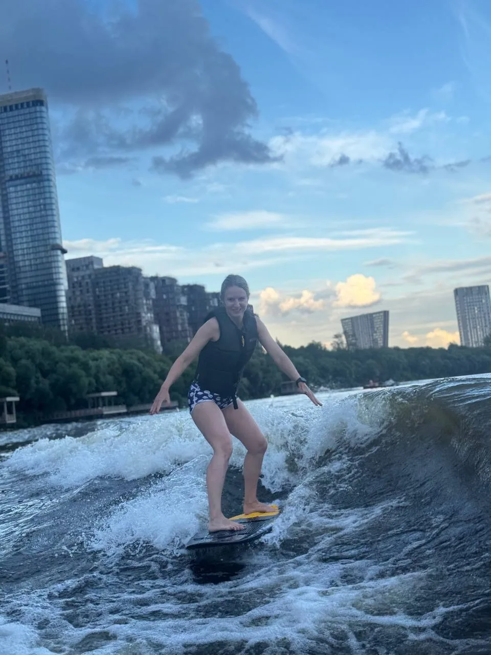 Для меня самый кайф летом - посерфить🏄‍♀️ на закате и потом пить холодное игристое🥂