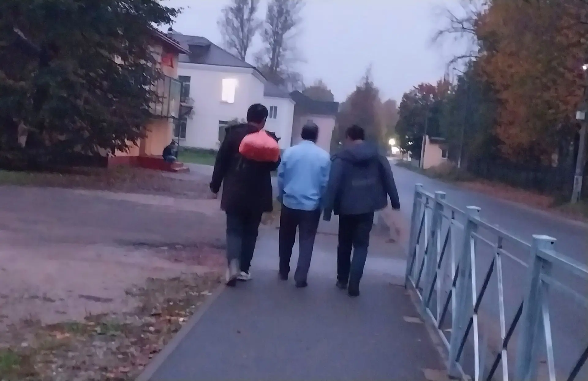 В Сланцах есть Китайский квартал. Каждое раннее утро они идут со всех сторон к кинотеат...