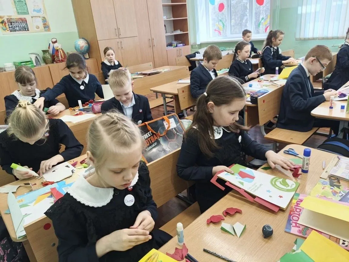 🎖️🧸 Подарок ветерану — от сердца к сердцу В преддверии 9 Мая во 2 корпусе школы проходят мастер-клас