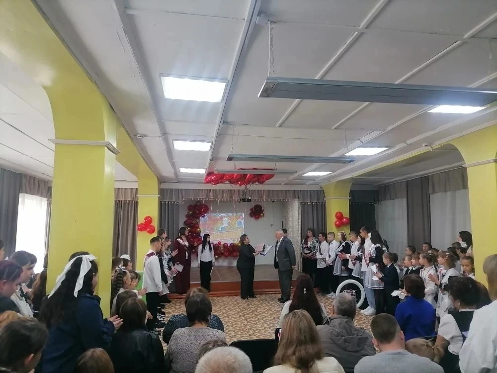 🎓 Память поколений: ценный подарок на Последнем звонке!