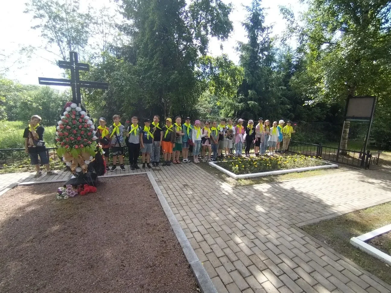 Сегодня, в День памяти и скорби, наши юные гимназисты приняли участие в торжественно-траурном митинг