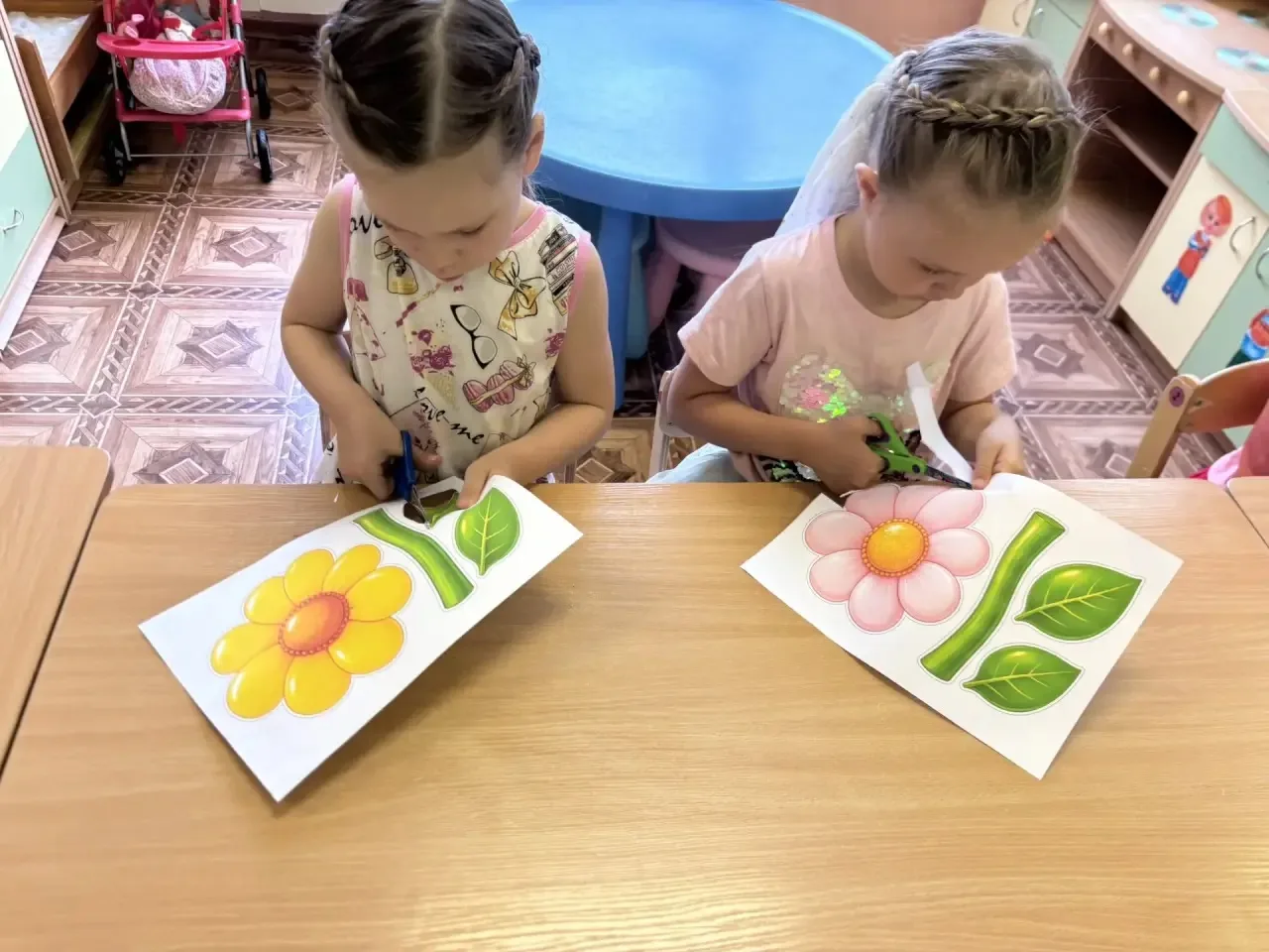🌸 Лето — это маленькая жизнь! 🌸Дети группы «Ручеёк» искренне радуются тёплому солнышку, пению птиц