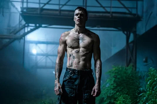 Ворон (2024) ⚡ 18+  🖤 Фэнтези, мелодрама, боевик  Эрик и Шелли познакомились в реабилитационном цент