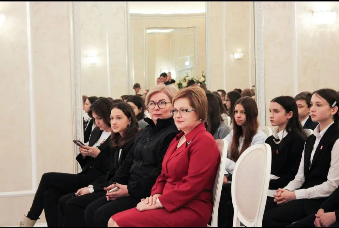 Яна Крецу из 6А класса покорила сердца на мероприятии "Мы – граждане России"!  Наша ученица, Яна Кре