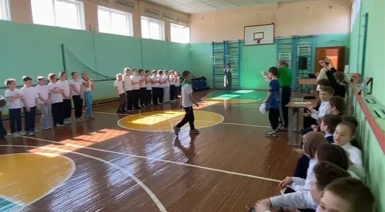 🇷🇺 31 март, сишәмбе көнне, мәктәбебездә 4 нче сыйныф укучылары арасында «Зарница» хәрби-патриотик уе