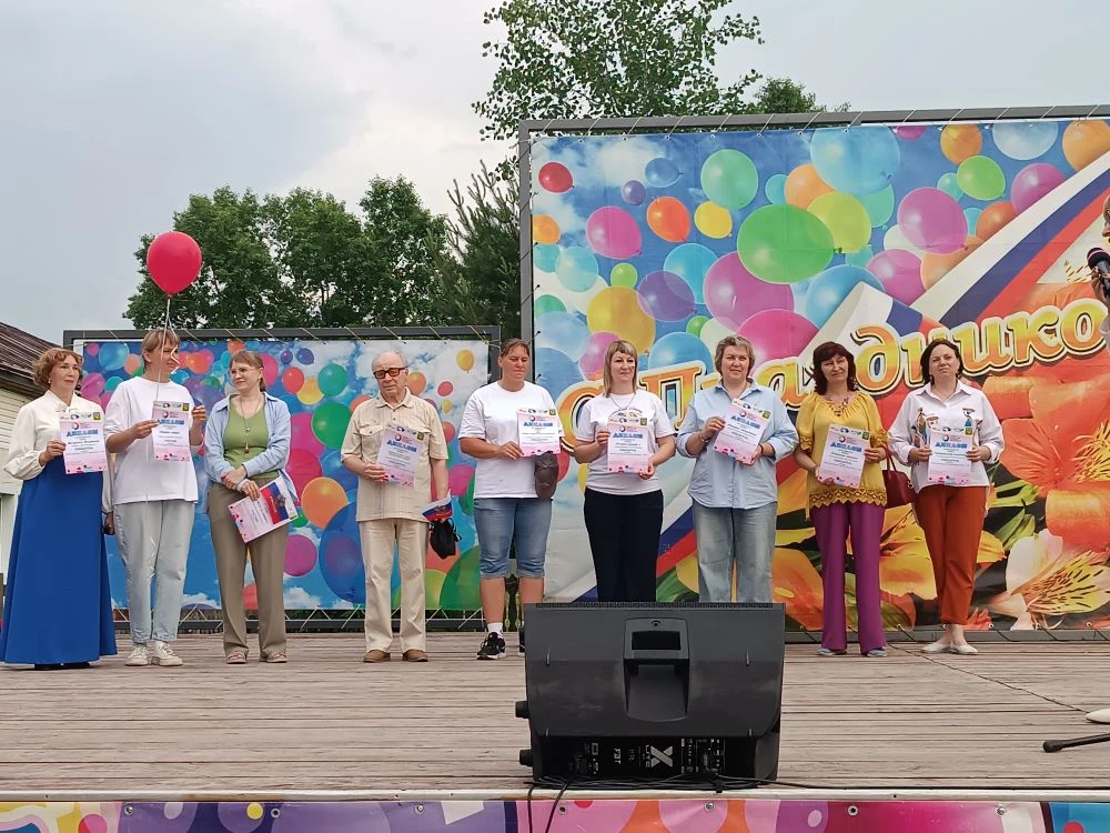 🤍💙❤ 
День России — праздник состоялся! 🎉

🪆🦺 Многие белоярцы пришли в российской атрибутике: в 