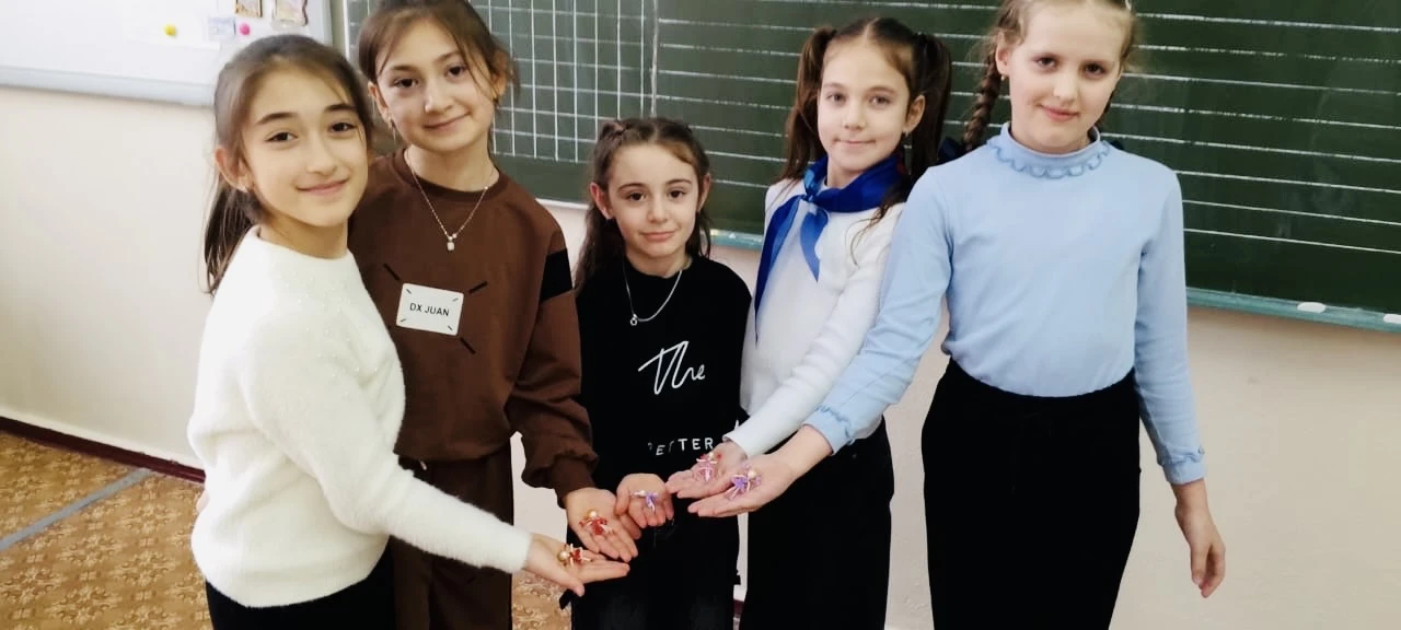 Маленькие бусинки, словно капли света, нанизала девочка в сказку до рассвета…