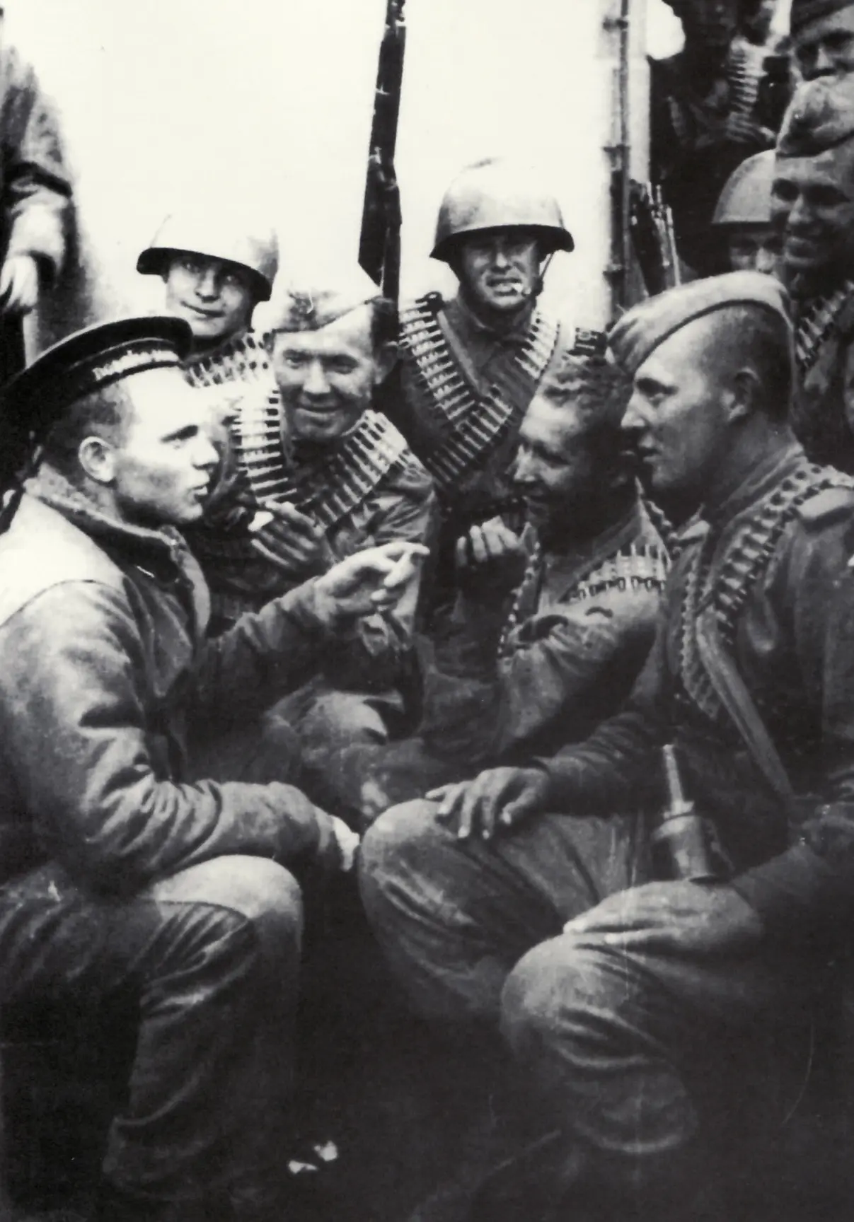 Август 1945 года, Курильская десантная операция. Советские бойцы обвешанные пулемётными...
