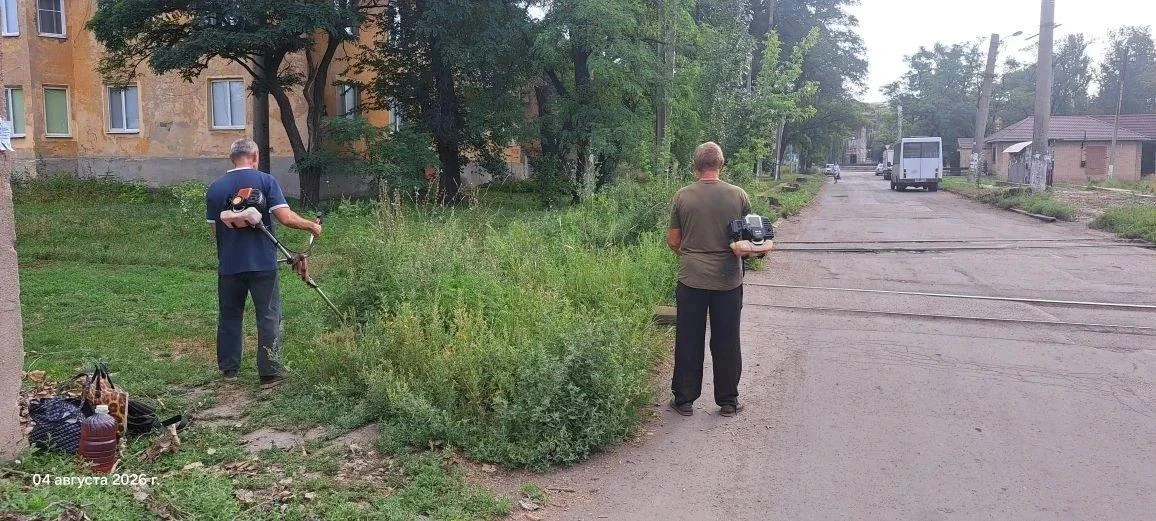 Сегодня Управой Пролетарского внутригородского района ведутся работы по покосу травы вдоль дороги по