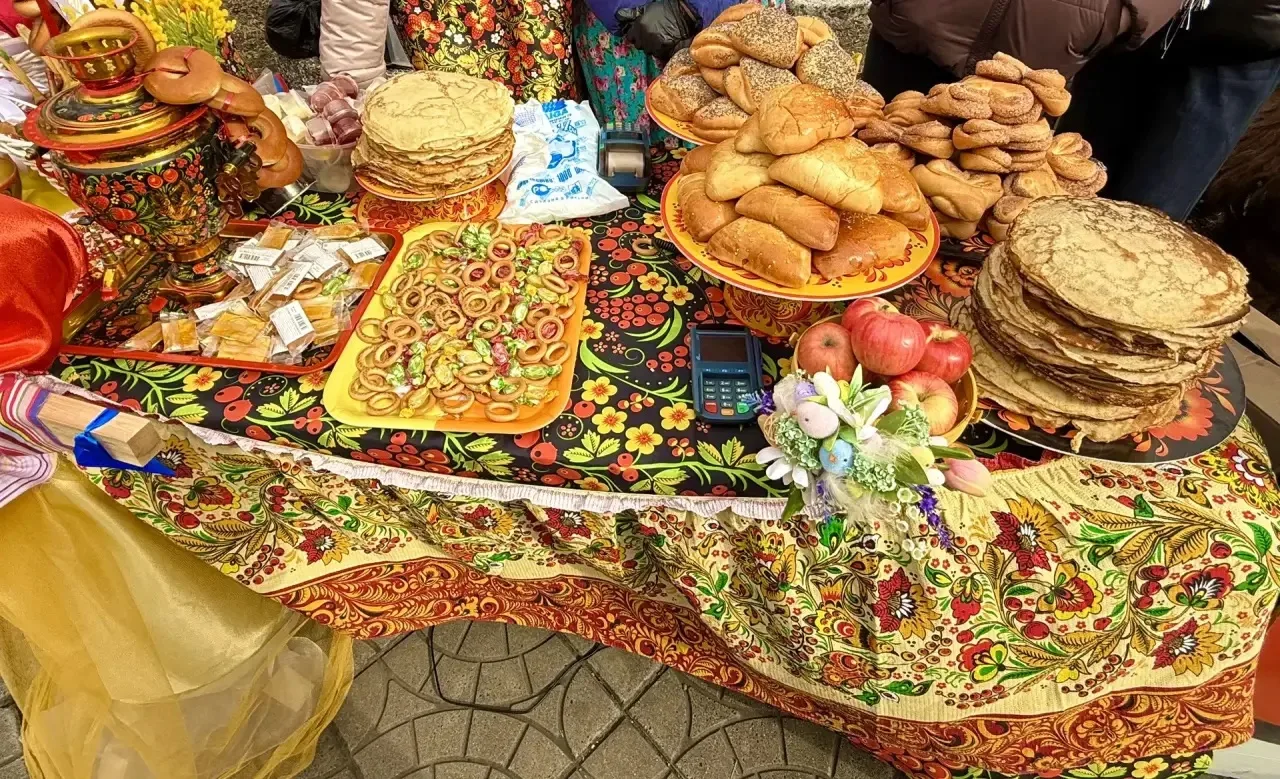 Настоящий праздник весны — масленичная ярмарка, которая ударила в сердце города яркими цветами, аром