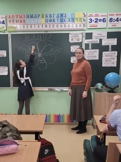 🌟 День волонтера в 4 «Б» классе! 🌟  5 декабря наши орлята начальной школы вместе с классной руководи