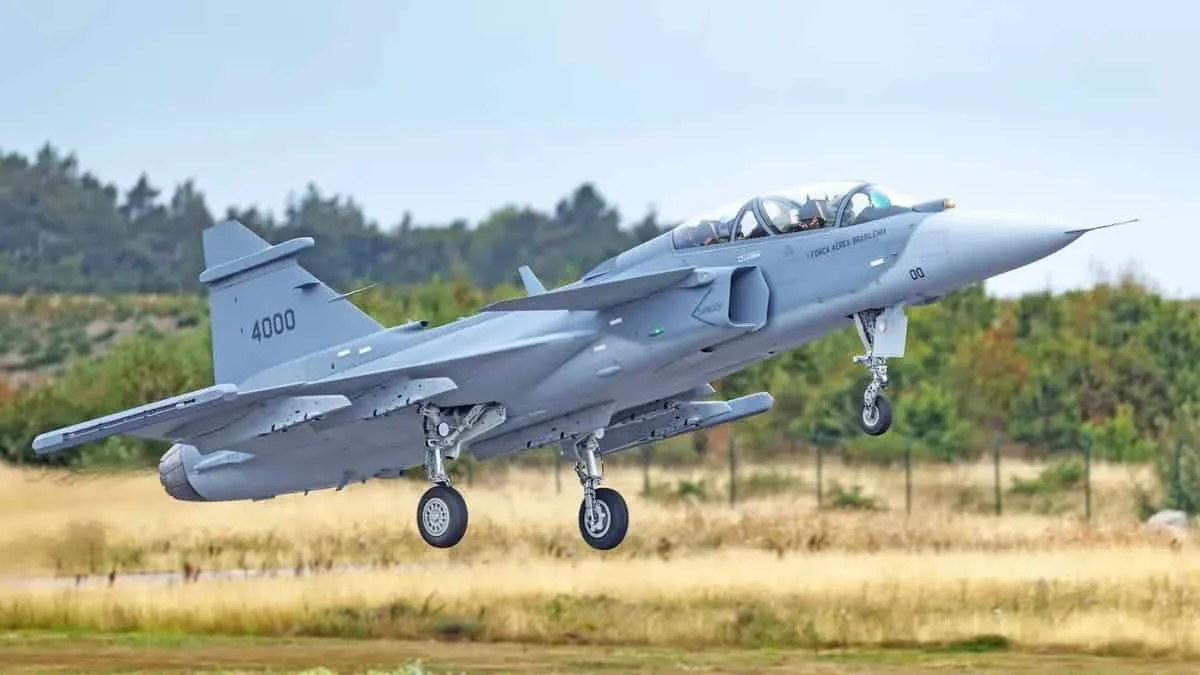 Двухместный Saab Gripen F впервые поднялся в воздух