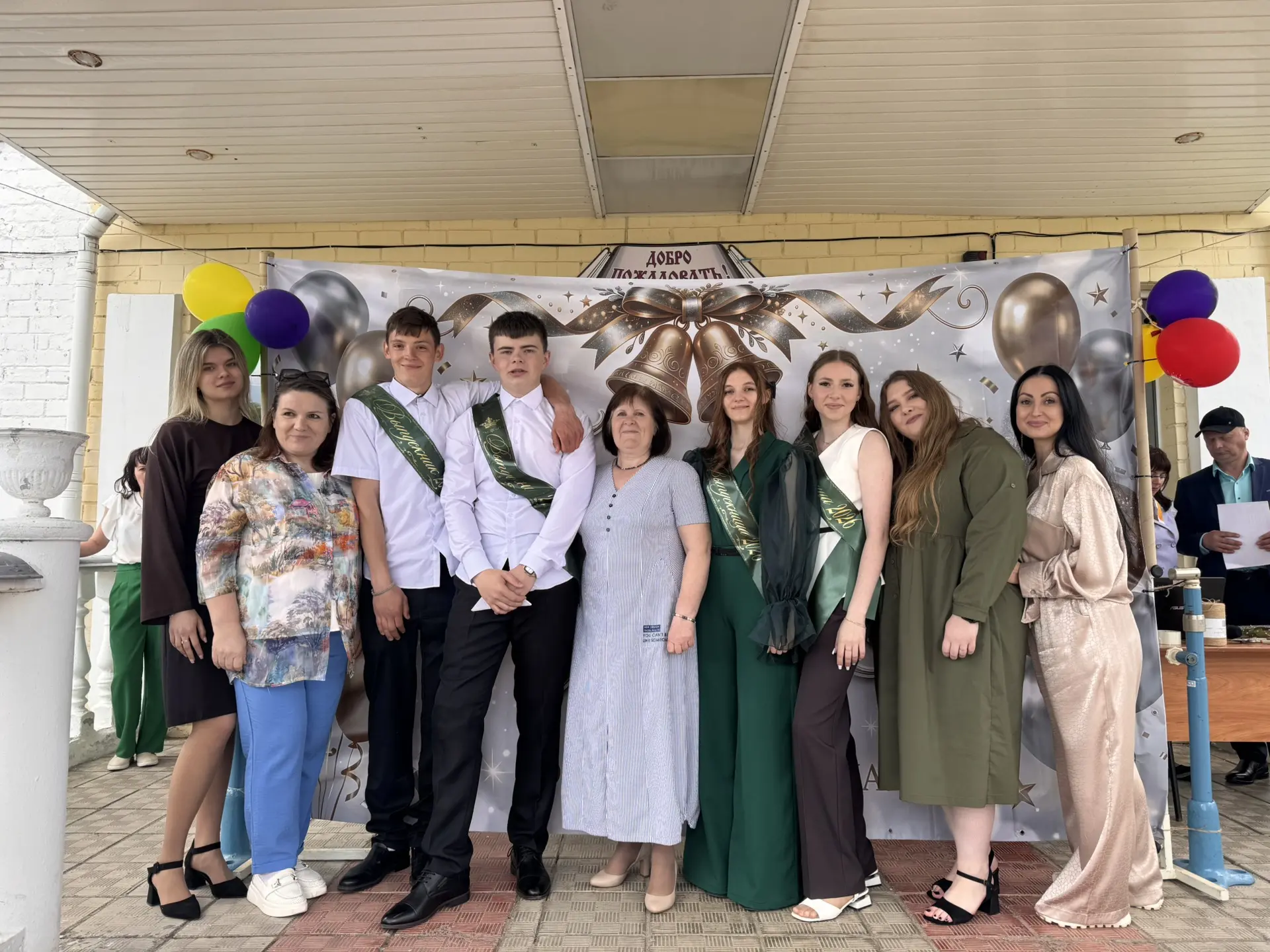 ✨Сегодня, в нашей школе 🏫прошёл трогательный праздник — торжественная линейка посвящён...