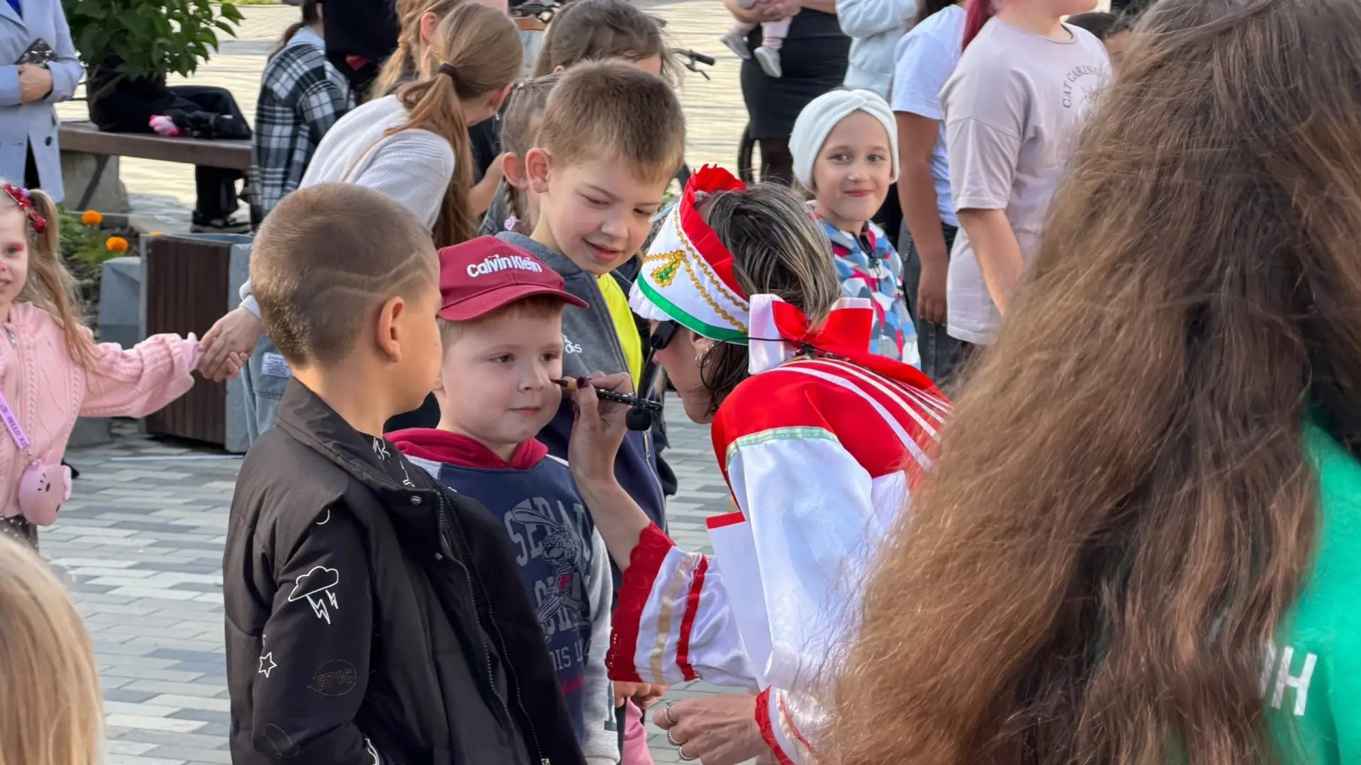 Площадь посёлка Глубокого превратилась в центр детского веселья! Яркое мероприятие, посвящённое Дню 