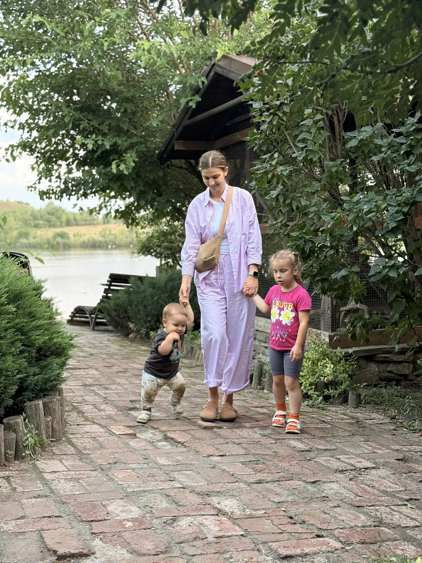 Забрали с собой еды, забрались в нашу палатку. Сейчас главное уложи ь детей. 

Марик поспал сегодня 