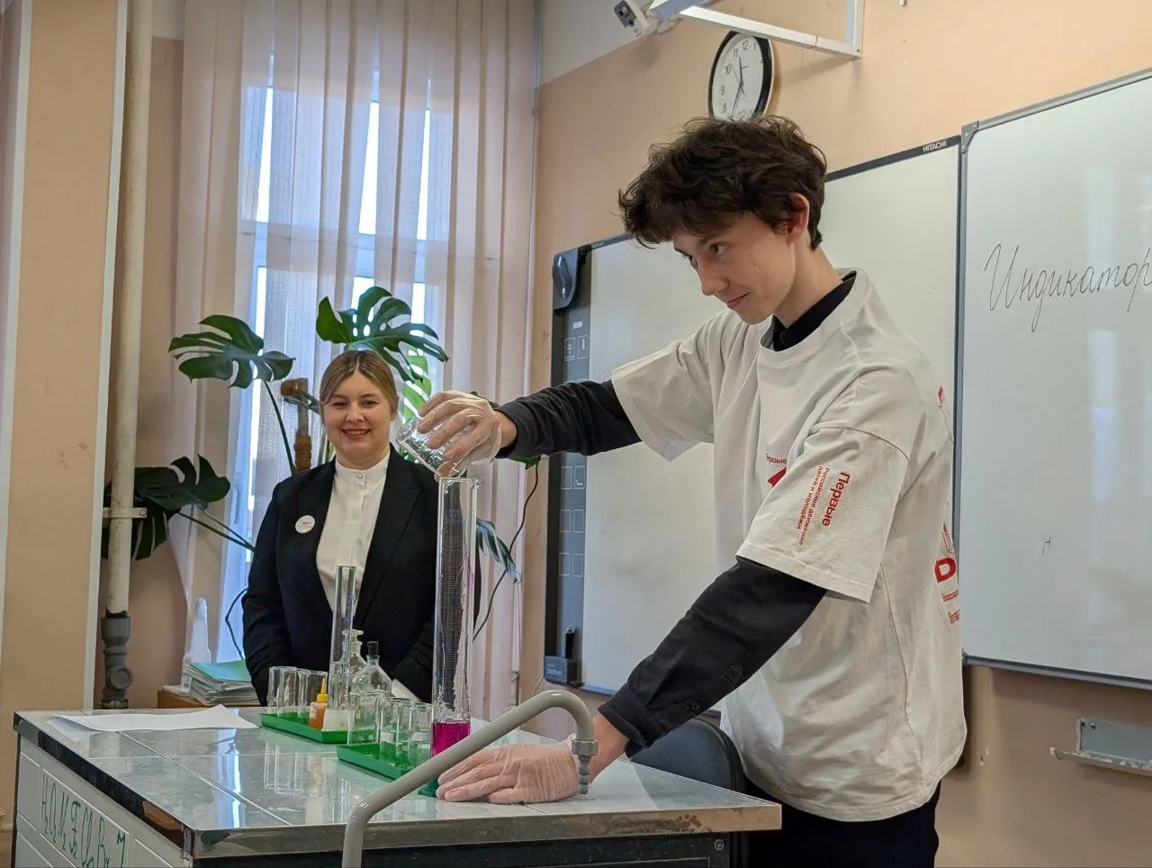 Наука на ладошке: зарядились наукой! ⚗️🔍🔬✨  День российской науки в нашей школе отметили по-настояще