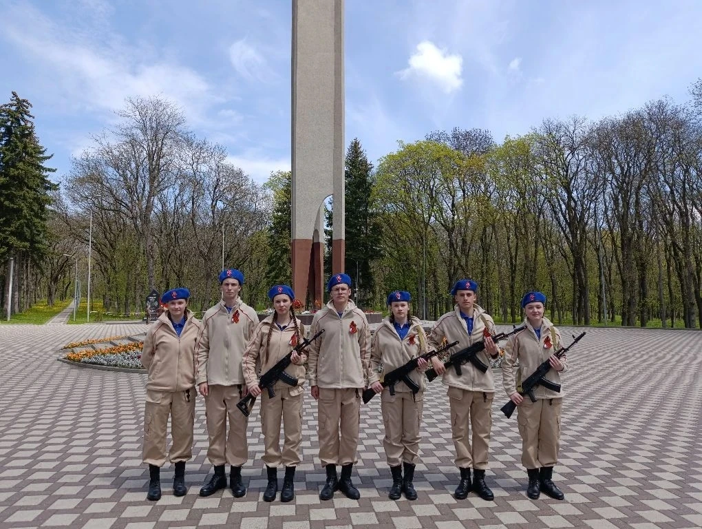 🕯 ВАХТА ПАМЯТИ: НАШИ УЧЕНИКИ НА ПОСТУ №1!  Вчера, 7 мая, ученики МБОУ СОШ №11 г. Ессентуки им. Героя
