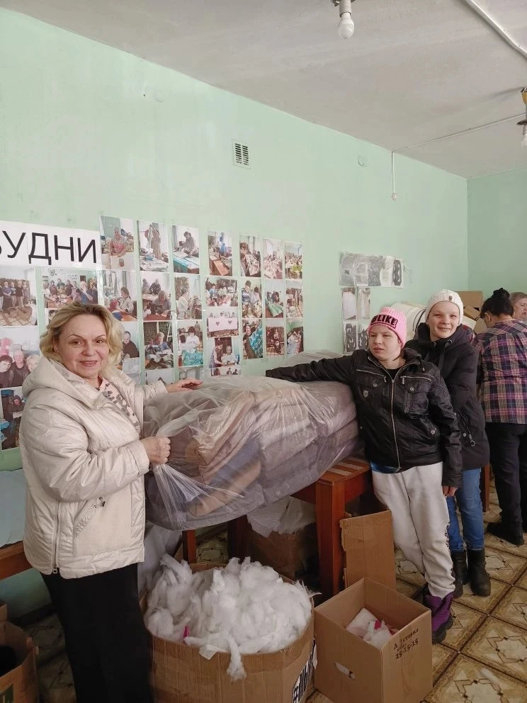 Сегодня снова побывали в волонтёрском центре — привезли матрасы для наших ребят на СВО. Встретили, к