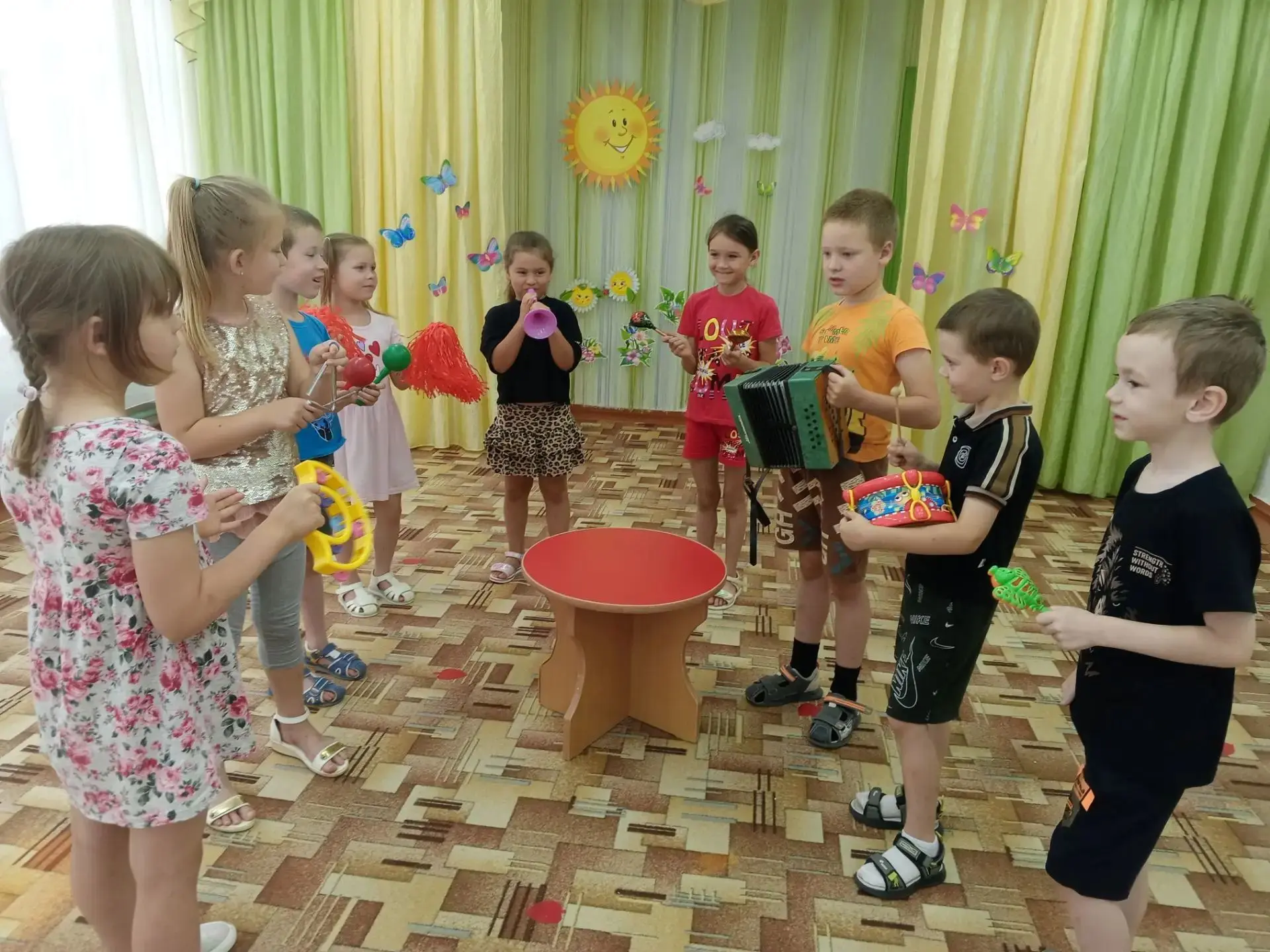 Шумовой оркестр – одна из самых доступных и в то же время развивающих форм музицирования в детском с