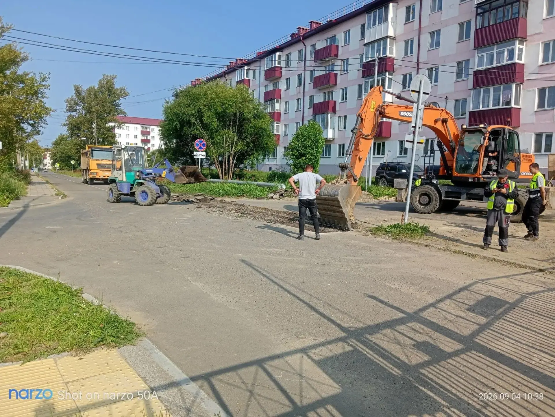 🌟 Прогулка старшей группы "Смешарики": Наблюдаем за дорожной службой! 🚧