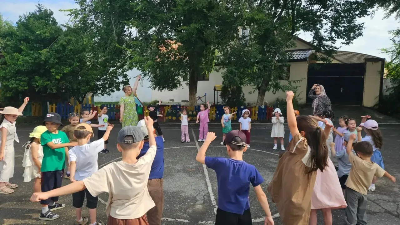 🤸🏻‍♀️Утренняя гимнастика 1мл.гр"А",2я мл.гр "В", Подгот.гр"А". 
Цель: способствовать укреплению зд