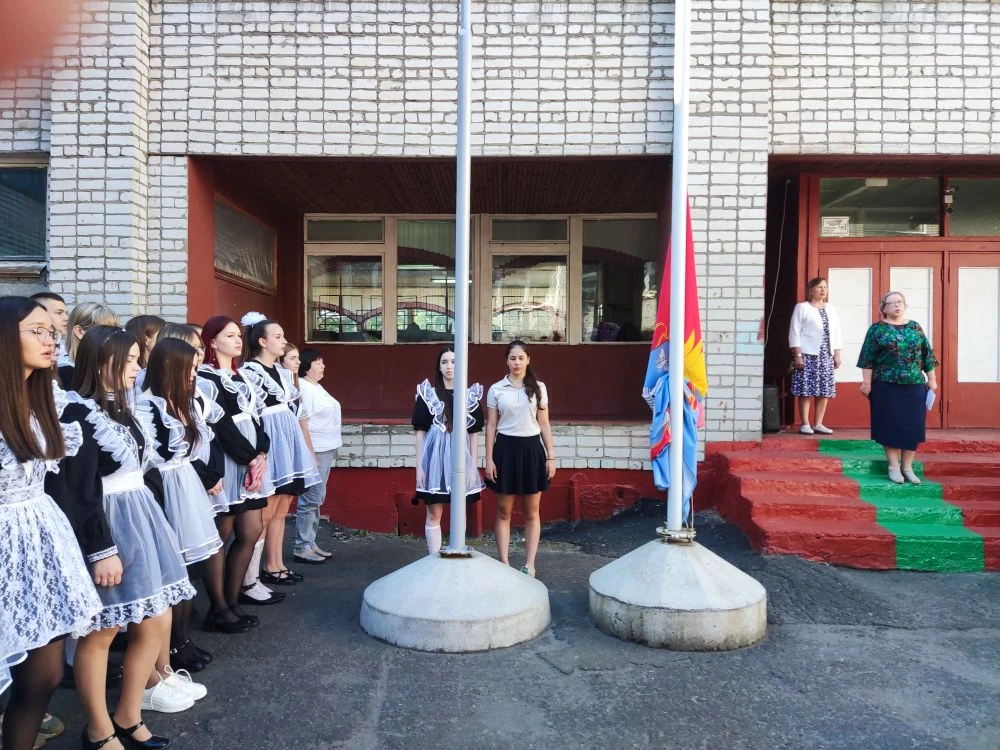 📢Понедельник в лицее по традиции начался с поднятия флага  и исполнения гимна.

💫Право поднять фла