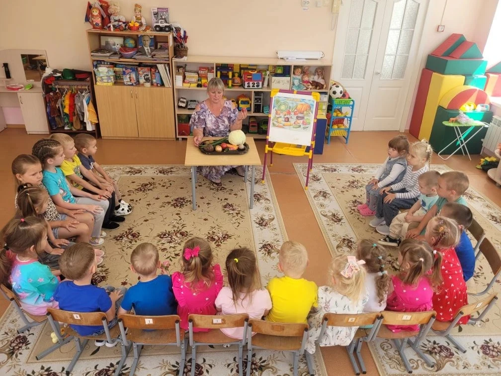 Сегодня в ДОУ  прошел тематический день, посвященный Дню овощей!
Сначала дети вместе с воспитателем 