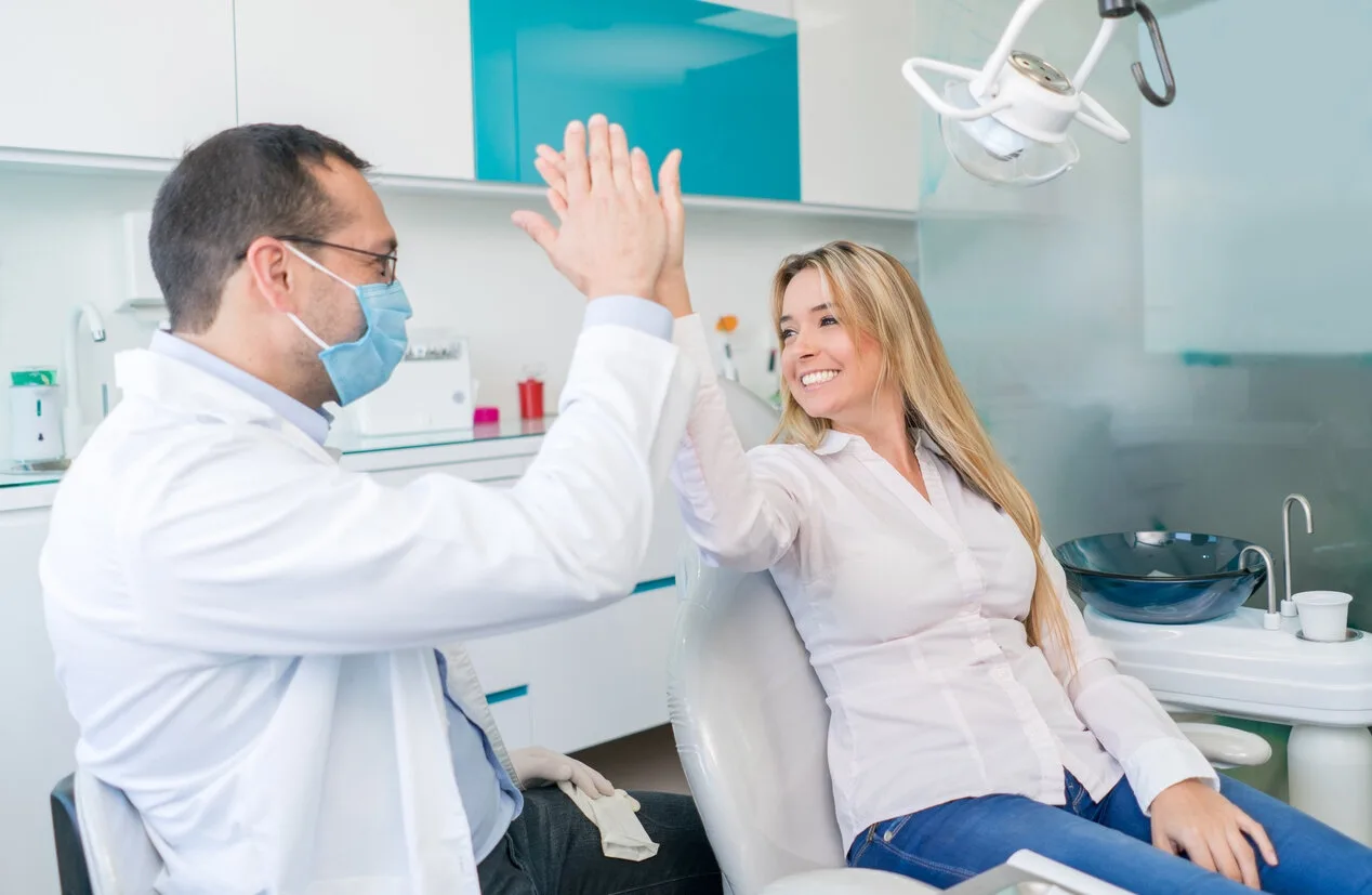 🦷 «Доктор, а почему нельзя есть 2 часа после лечения зуба?»
