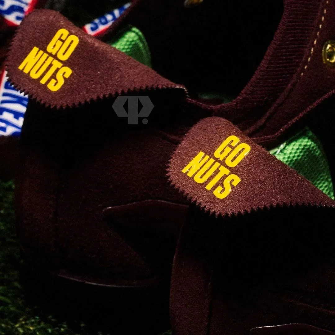 🙂 Adidas реально выпустил бутсы в коллаборации со SNICKERS. Шоколадная новинка выйдет ...