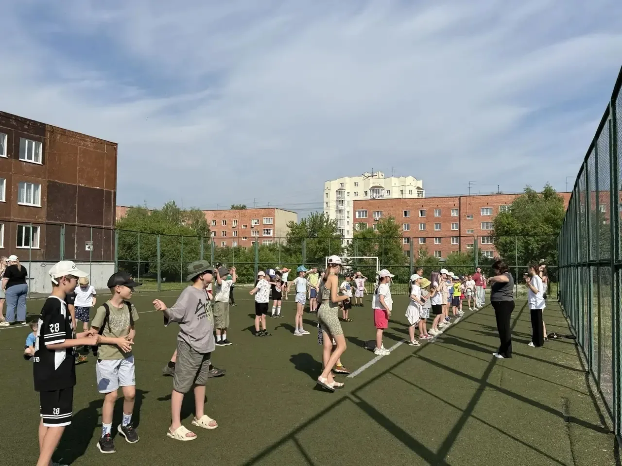 Отдых в нашем школьном лагере продолжается 💫
🏋️Каждое утро ребята начинают с активной зарядки!
🎨Т