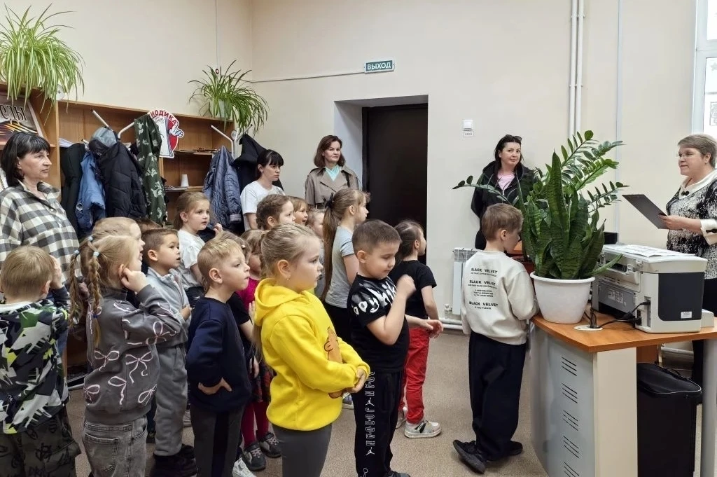 Ребята группы "Земляничка" посетили Туртасскую сельскую библиотеку.  Дошкольники с инте...