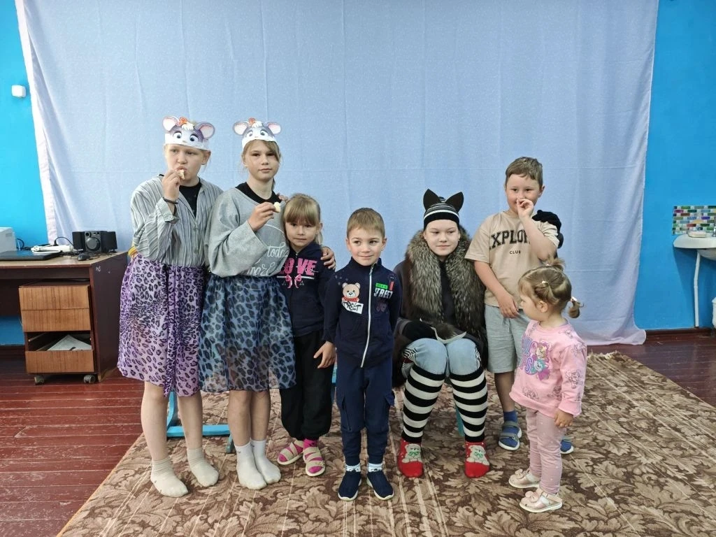 Школьный театр на гастролях у юных зрителей.