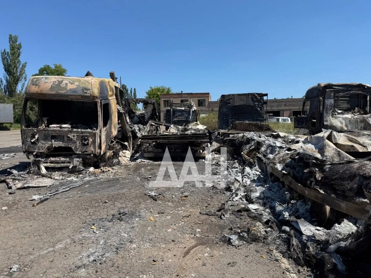 В результате вчерашнего удара ВСУ по стоянке грузовиков в Донецке сгорело 22 фуры.