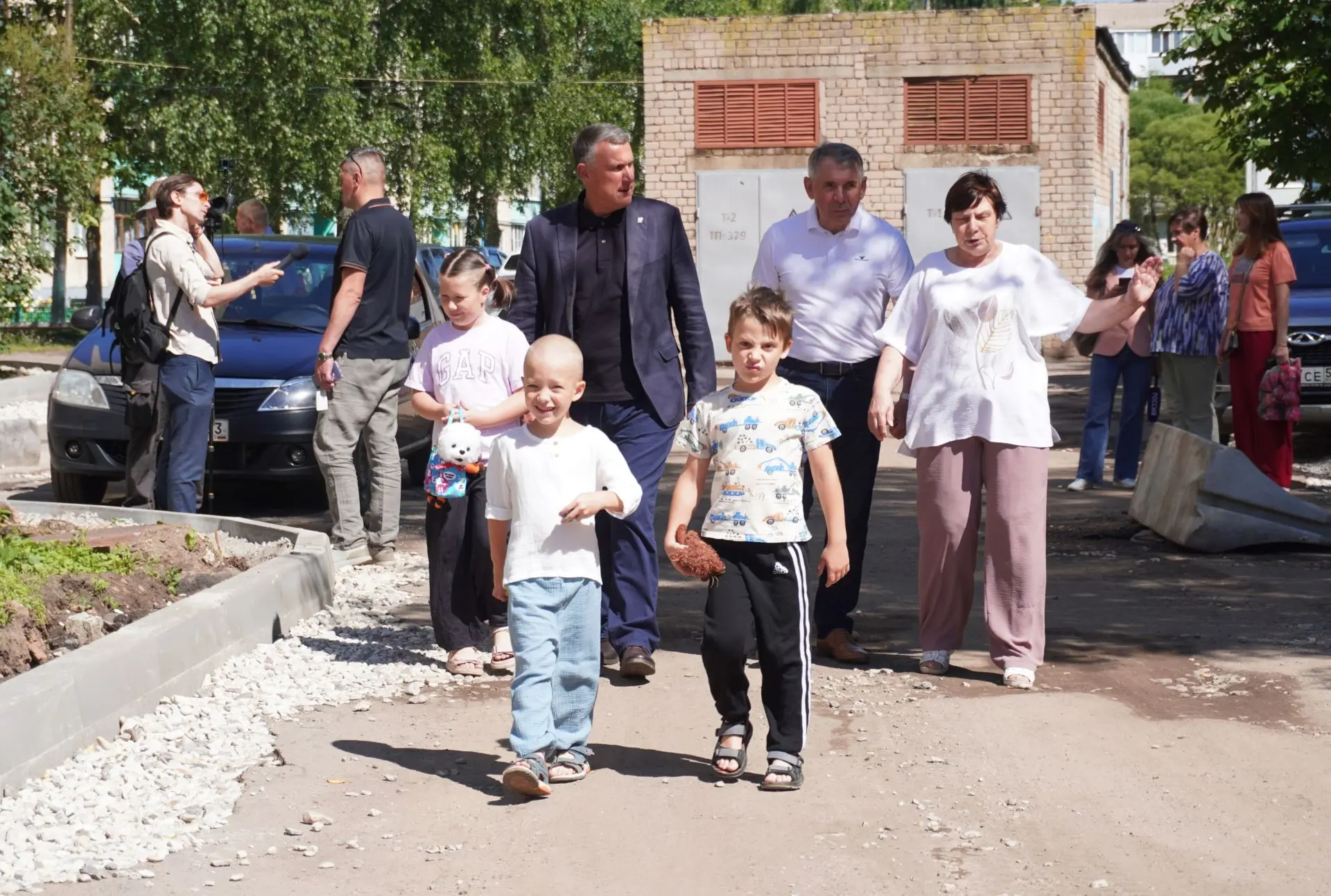 Уважаемые Новгородцы!
 
Продолжаем работы по благоустройству дворовых территорий в рамках национальн